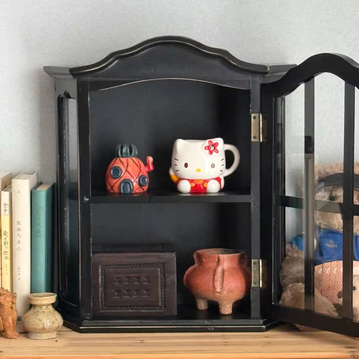유리문이 있는 빈티지 스타일의 디스트레스드 목재 벽걸이 - Vintage Collectible Furniture 리뷰 및 가격