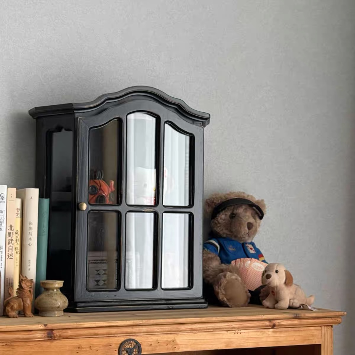 유리문이 있는 빈티지 스타일의 디스트레스드 목재 벽걸이 - Vintage Collectible Furniture 리뷰 및 가격